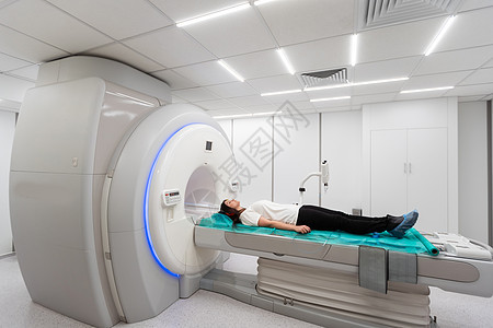 现代医院实验室的医学 CT 或 MRI 扫描 射线照相部门内部 白色房间内的技术先进设备 磁共振诊断机技术员诊所放射科扫描仪计算图片