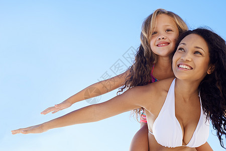 一位年轻母亲带着女儿回海滩上 他们都伸出双臂来抱她的女儿 (掌声)图片