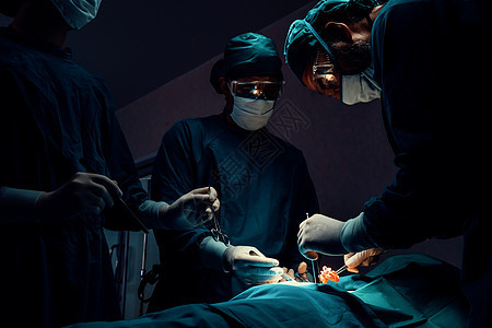 外科小组在无菌手术室为病人做手术专家治疗疾病诊所技术房间药物治疗助手医生医院图片
