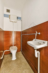 一个小浴室 有厕所和洗手间浴缸淋浴装饰风格家具盥洗墙壁地面盆地房子图片