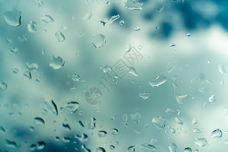 玻璃上水滴对蓝天 雨季概念 窗口视图背景屏幕屏蔽器气泡反射天气环境天空宏观蓝色墙纸水分液体图片