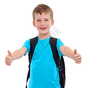 在白色工作室背景下 男孩 肖像微笑并为学校 教育或学习竖起大拇指 带大拇指 背包或书包的孤立的休闲儿童年轻快乐的脸图片