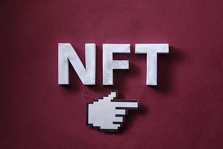 数字在线空间和像素鼠标的链条上的 NFT 标记图片