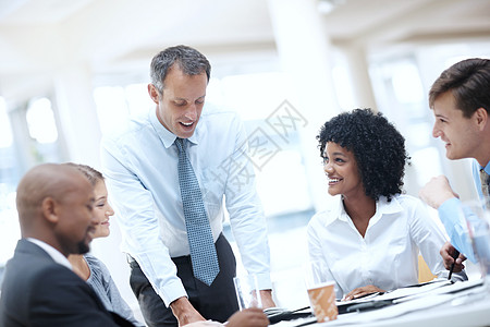 一个老板在开会时 和他不同的员工群体交谈的老板们 他们知道什么是会议议程图片