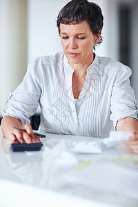 忙碌的女性计算税款 自信的女高管在办公室忙着计算税款图片