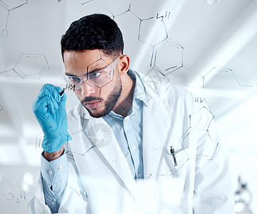年轻的西班牙裔化学家在集思广益时在板上绘制 DNA 结构 严肃的科学家在实验室里计划他的研究实验 戴着护目镜 实验室里的年轻人图片