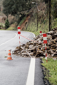 暴雨过后 岩石因滑坡而阻塞了道路图片