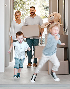 幸福的家庭搬进新房子 兴奋的孩子们跑进他们的新房子 一家人提着箱子 搬进了他们的房子 快乐的白人家庭走进新购买的房产图片