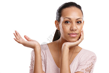 黑人女性 肖像和手掌用于产品植入和激励的广告空间 女性模特的脸拿着在白色背景下隔离的促销 折扣或交易报价的模型图片