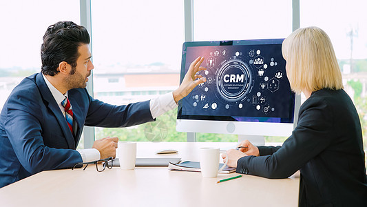 用于 CRM 业务的现代计算机上的客户关系管理系统商务药片房间客户营销电脑技术顾客屏幕女士图片