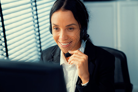 从事计算机工作和与客户交谈的合格女性经营者 三 职业妇女办公室数据电脑助手操作员推销技术咨询电话销售帮助图片