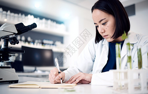 科学家 妇女和在实验室写笔记 记录测试结果 科学实验数据分析 日本实验室的亚洲医生 研究和科学创新 笔记本和笔图片