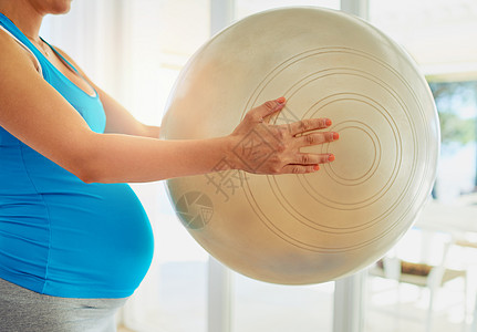 怀孕妇女在家参加锻炼舞会 在工作时被送上球场的孕妇接应了孕期运动图片