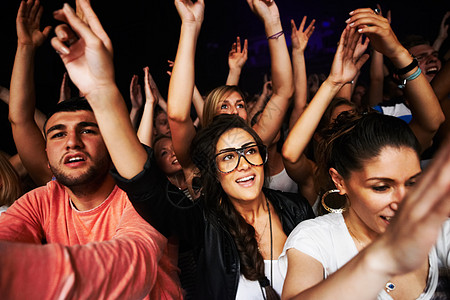 人群 音乐会和人们在体育场内享受音乐 摇滚或与社区 能量或双手举起的活动 晚上在纽约的舞台上 团体 粉丝和派对参加音乐节 舞蹈或图片