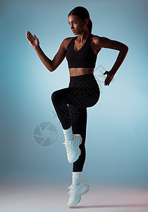 在蓝色样机工作室背景下训练 跑步和锻炼时精力充沛的跑步者 健身者和女性 健身房 锻炼和运动员女孩在为身体做有氧运动时跳跃图片