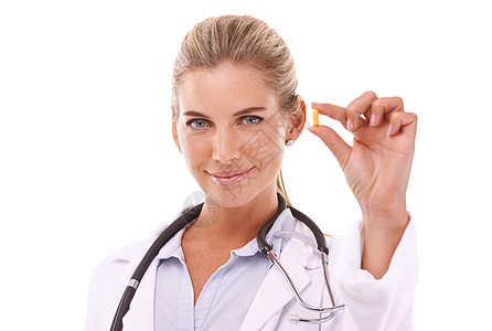画像 药丸和医疗保健 在工作室里有一位女医生 背景是白色 用于健康或保险 女药剂师持药的医疗 片剂和药品背景图片