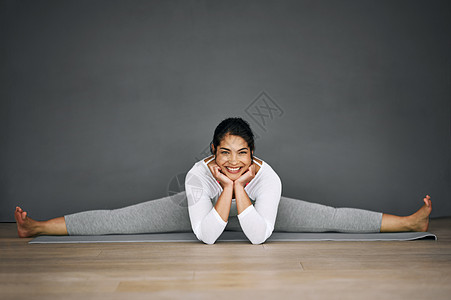 当怀疑的时候 伸展一下 一位有魅力的年轻女子在瑜伽练习中分道扬镳的肖像图片