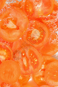 在白色背景上特写新鲜的番茄片 白色背景的苏打水中的番茄片 特写 垂直图像剪裁小路收藏装饰品食物包装圆圈蔬菜团体飞溅背景图片