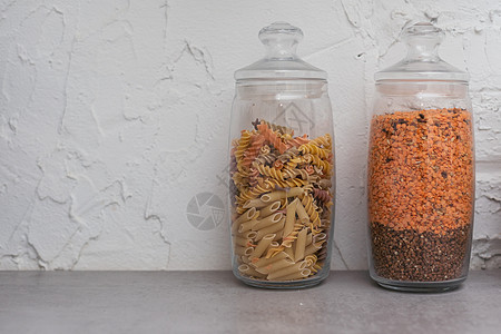 各种意大利面 大米 谷物 容器罐头中的坚果 厨房中适当方便合理储存食物的概念薄片桌子产品营养浪费面条包装杂货店玻璃极简图片