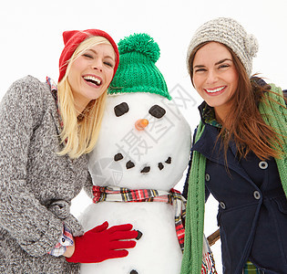圣诞节 妇女和雪人与雪和节日庆典 圣诞肖像和冬天的幸福 朋友 快乐和自然 在白色背景下一起庆祝户外 传统和节日图片