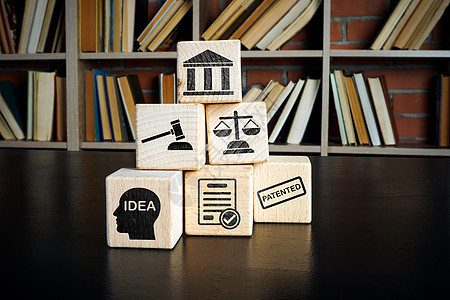 版权或专利法概念 桌子上有标记的木制立方体图片