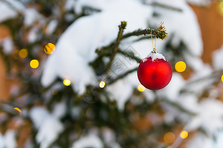 圣诞背景 — 云杉树的小饰品和树枝 带有花环寒假和庆祝复制空间 以及空白的文字空间图片