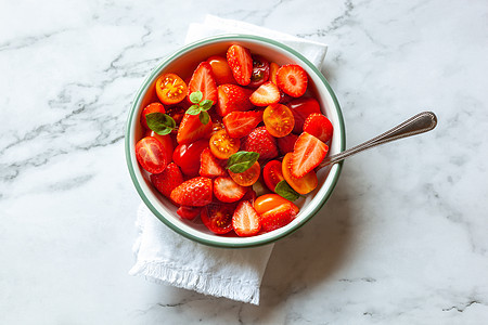 草莓 番茄樱桃和叶沙拉厨房盘子食谱生物季节服务高架甜点餐巾桌子图片