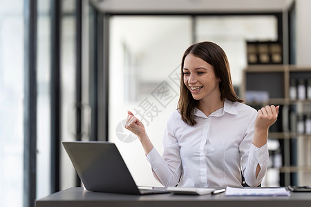 快乐兴奋的成功的女商务人士成功在任中获胜图片