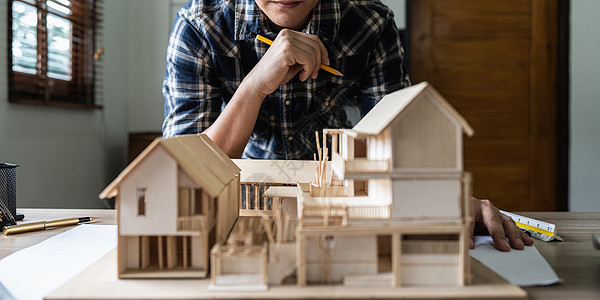 建筑师为建筑计划设计蓝图 工程师草拟建筑项目概念成人安全帽男性绘画技术工人标志工作设计师团队图片