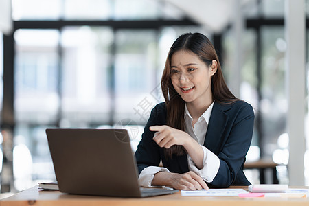在办公室用笔记本电脑工作的美丽的亚洲女商务人士 商业金融概念商务报告职业成人管理人员职场秘书女性公司顾问图片