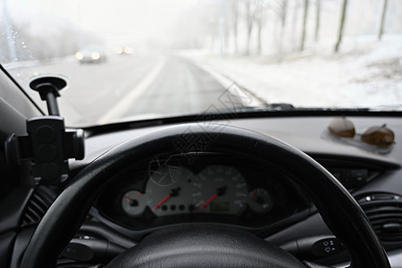 危险的冬季 路上有雪 从司机的角度看汽车内部恶劣天气下的危险交通暴风雪街道薄雾驾驶旅行车辆大灯挡风玻璃玻璃风暴图片