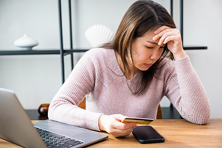 压力大的女性持信用卡计算每月家庭开支收入是用笔记本电脑钱不够图片