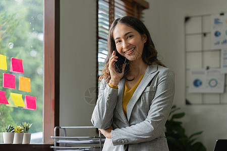 亚洲商业女商务人士与办公室用移动电话工作的客户交谈 2025 6女性女士手机经理桌子电脑职场人士技术互联网图片
