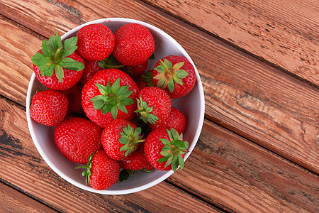 酱汁中的草莓绿色浆果水果叶子甜点盘子季节木头食物白色图片