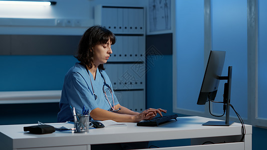 站在办公桌前分析患者医疗专业知识的医师护士图片