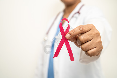 乳癌 有粉色丝带的亚洲女医生 是世界乳腺癌日的象征诊所治疗绘画女士病人癌症化疗疾病机构幸存者图片
