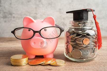 猪头银行戴有硬币和毕业帽子的眼镜挽救银行教育概念利润童年知识大学黑发学习小猪奖学金文凭投资图片