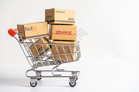 泰国曼谷  2022年9月26日 带有DHL Amazon快装箱的购物车 进口在线外汇投资业务交换顾客命令营销电脑产品网站服务消图片