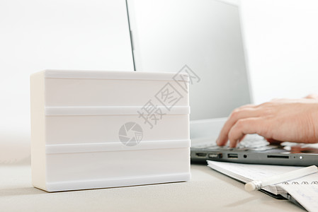样机或模型 工作场所有一台笔记本电脑 一个男人的手 白色背景上的记事本 自由职业者的工作场所 工作日文本题词和文本空白桌子办公室图片