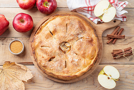 带新鲜红苹果的自制苹果派糕点乡村馅饼感恩桌子季节脆皮传统水果食物图片