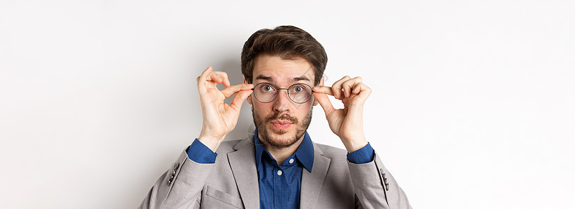 穿着西装的帅帅帅哥合身 戴上新眼镜 站在白底幕上推销员生活男人办公室广告企业家工作男性促销工作室图片