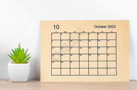 2023年10月的月历 在木制桌上为2023年图片