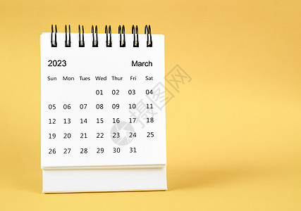 2023年3月黄色背景的案头日历图片