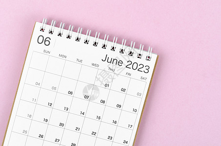 一个2023年6月的日历台 供组织者规划和提醒粉红色背景所隔离图片