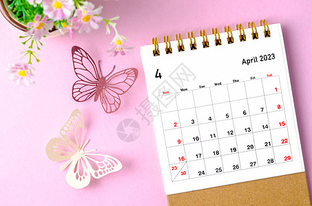 组织者在2023年4月的案头日历中以粉色背景规划和提醒以及蝴蝶图片