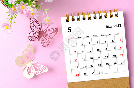 一份2023年5月的案头日历 供组织者在粉色背景上规划和提醒和蝴蝶图片