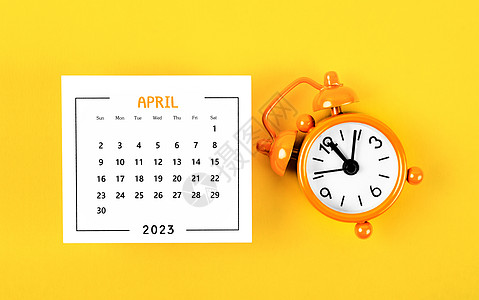 2023年的月历 黄色背景有闹钟 在2023年4月图片