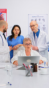 解决与疾病有关问题的医生团队合作集思广益以及护士会议室电脑写作讨论诊所医师药品技术桌子图片