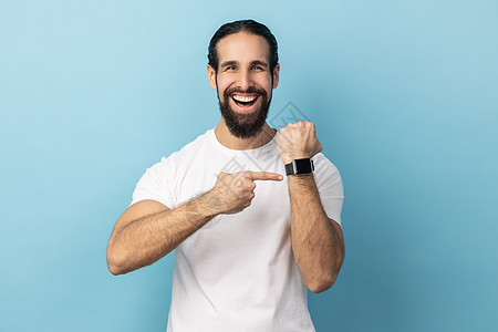 男人用手腕表看 对时间表示乐观 而不是忙碌背景商业小样快乐展示微笑检查幸福手腕会议图片