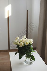 在舒适的家庭内部的白玫瑰花束 花卉春天或情人节浪漫背景 2 月 14 日的快乐假期 约会和爱情概念奢华女士窗户庆典玫瑰礼物花朵房图片